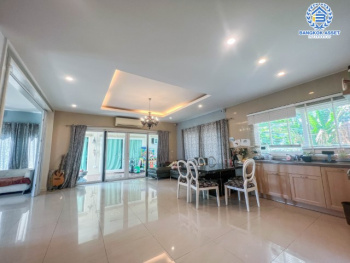 *****บ้านมือสองย่านนนทบุรี ม.วรารมย์ พรีเมี่ยม วัชรพล-จตุโชติ หลังมุม เนื้อที่กว้างขวางถึง 168.4 ตร.ว. ฟังก์ชัน 4 ห้องนอน 4 ห้องน้ำ 4 ที่จอดรถ ตกแต่งสวย พร้อมเข้าอยู่ บนทำเลเชื่อมต่อ ถ.จตุโชติ, ถ.สุขาภิบาล5, ถ.หทัยราษฎร์ ใกล้รถไฟฟ้าสายสีเขียว "สถานีสายหยุด" และทางด่วน "ฉลองรัช"